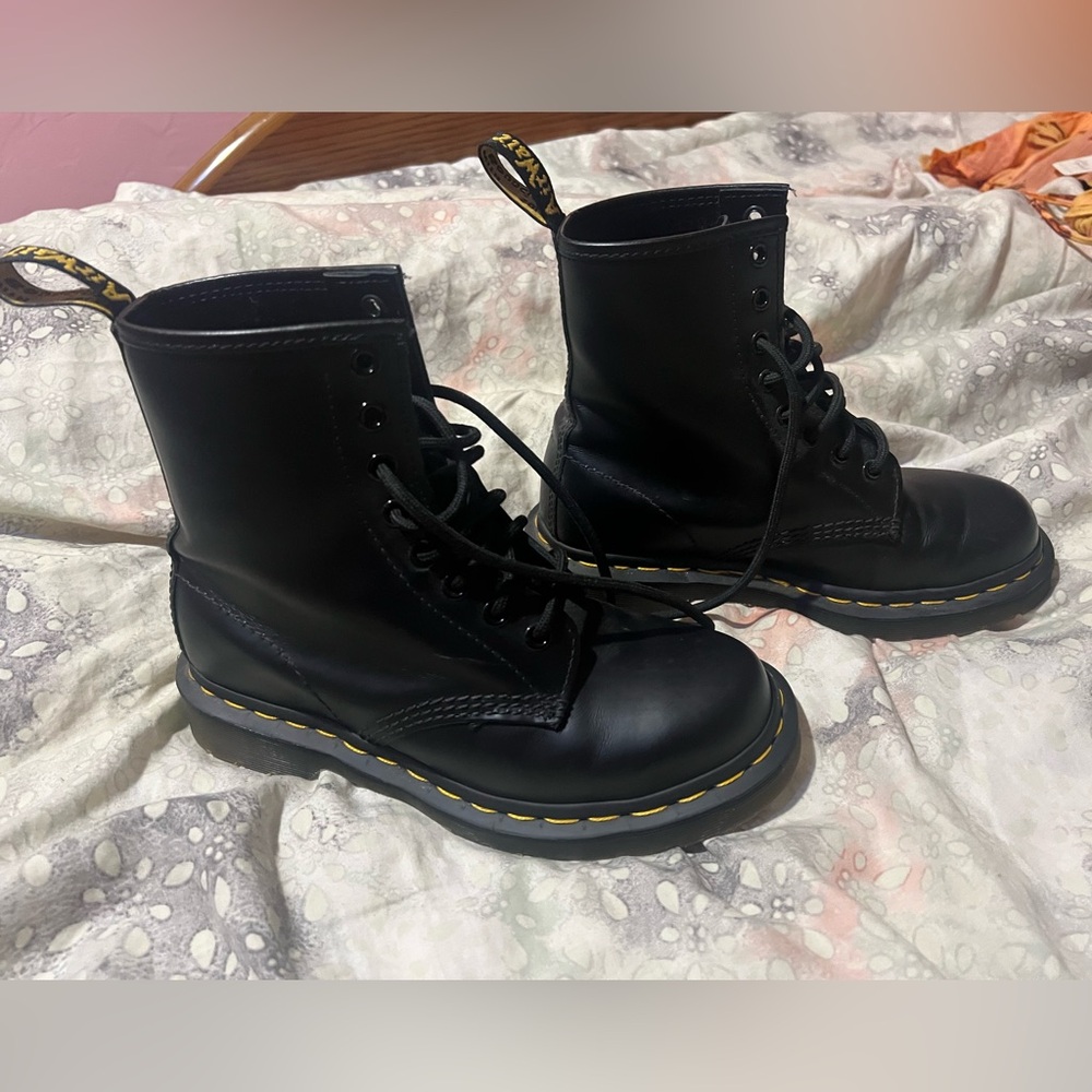 Dr. Martens 1460 WOMEN'S SMOOTH LEATHER LACE UP BOOTS